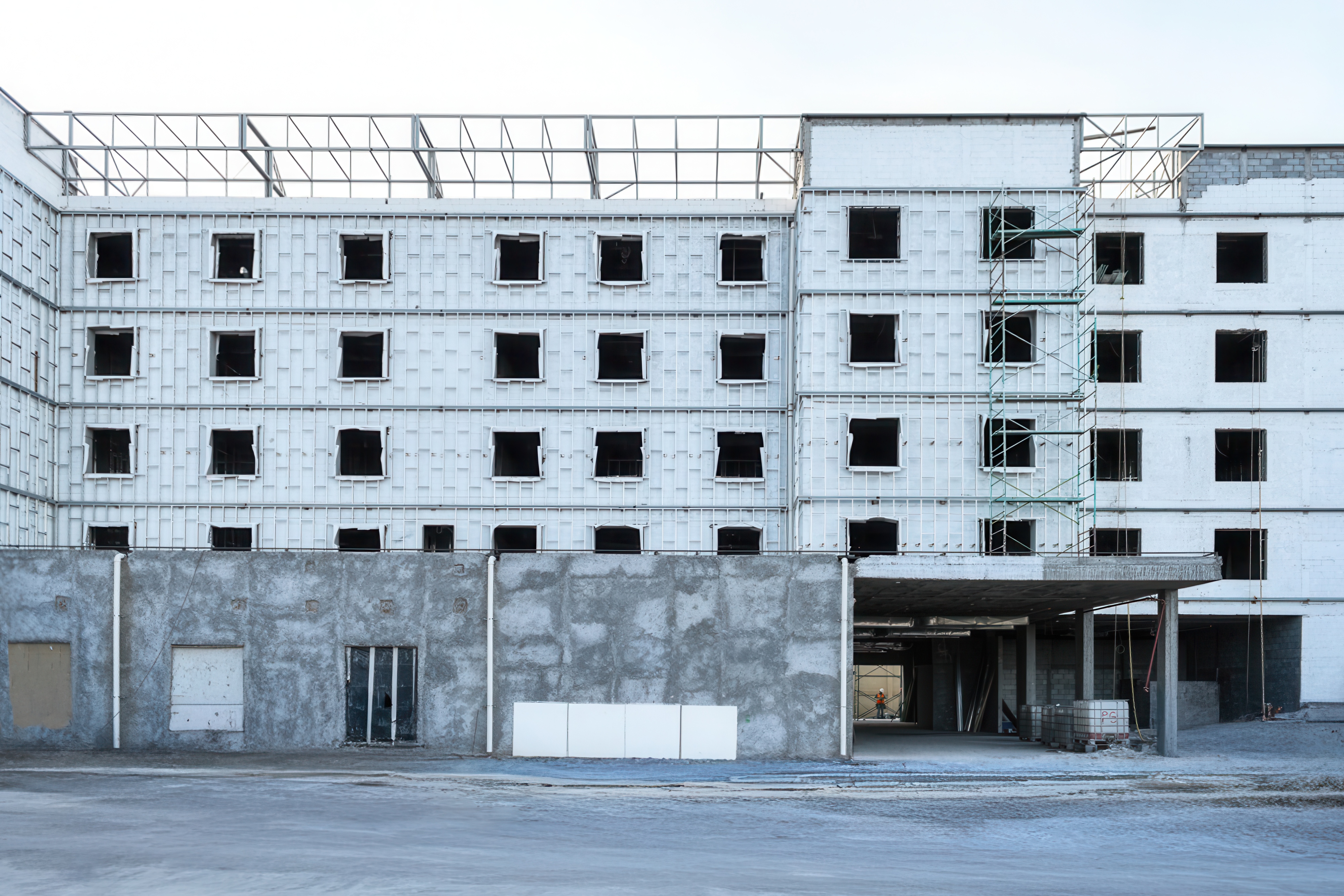 Interior de nave industrial en construcción