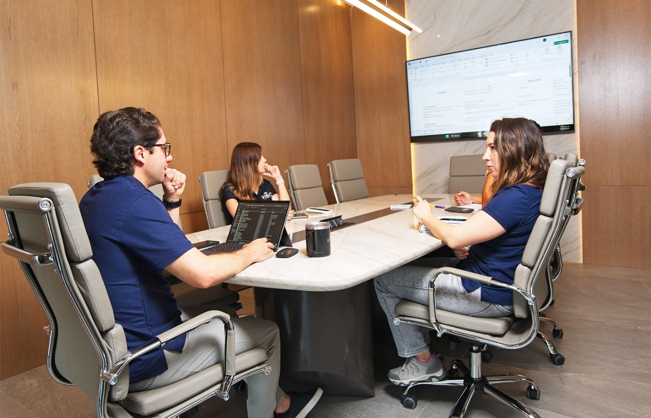 Equipo de VIBO trabajando en conjunto